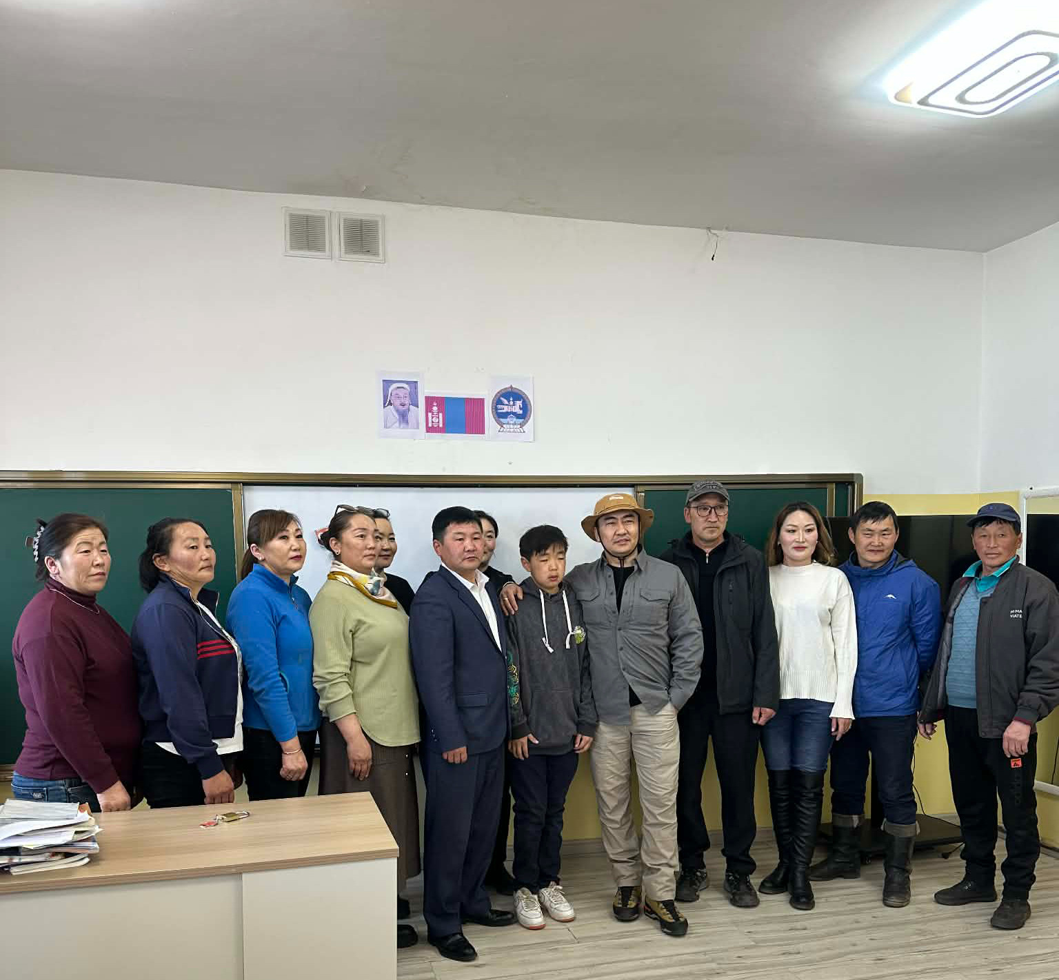 Дуучин Хаянаа аавынхаа төгссөн сургуульд 18 сая төгрөгийн үнэ бүхий бага ангийн сандал ширээ бэлэглэжээ